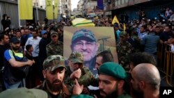 Các ủng hộ viên của Hezbollah khiêng quan tài của viên chỉ huy quân sự hàng đầu của nhóm này là Mustafa Badreddine trong lễ tang ở mạn nam Beirut hôm 13/5.