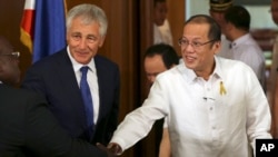 Bộ trưởng Quốc phòng Hoa Kỳ Chuck Hagel và Tổng thống Philippines Benigno Aquino III tại Phủ Chủ tịch Malacanang ở Manila, Philippines, ngày 30/8/2013.