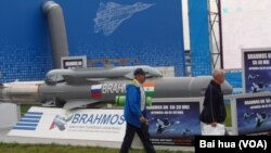 Tên lửa BrahMos của Ấn Độ trưng bày tại cuộc triển lãm hàng không vũ trụ quốc tế tại Moscow.