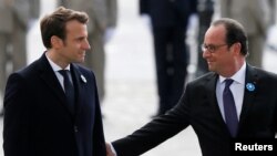 Tổng thống-đắc cử Pháp Emmanuel Macron (bên trái) và Tổng thống Pháp sắp mãn nhiệm Francois Hollande, ngày 8/5/2017.