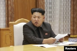 Lãnh tụ Bắc Triều Tiên Kim Jong Un phát biểu tại một cuộc họp khẩn với Ban Quân ủy Trung ương ở Bình Nhưỡng.