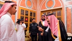 سعودی بادشاہ شاہ سلمان اور ولی عہد محمد بن سلمان مقتول صحافی جمال خشوگی کے بیٹے سے ملاقات کر رہے ہیں جس میں انہوں نے صحافی کے قتل پر تعزیت کا اظہار کیا۔