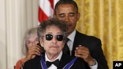 Ông Bob Dylan được Tổng thống Obama trao Huy chương Tự do năm 2012.