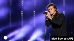 Harry Styles trên sân khấu lễ trao giải âm nhạc Mỹ ở Los Angeles tháng 11/2015.