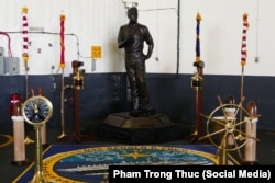 Tượng Tổng thống Ford (1913-2006) trong khoang chứa máy bay trên hàng không mẫu hạm USS Gerald R. Ford