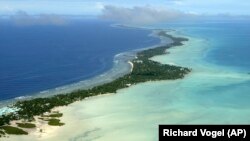 Đảo Tarawa của Kiribati nhìn từ trên không. Nhóm công an Trung Quốc đang làm việc tại quốc đảo xa xôi này để tham gia vào việc trị an cộng đồng và chương trình cơ sở dữ liệu tội phạm.