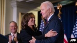 Phó Tổng thống Hoa Kỳ Kamala Harris ôm Tổng thống Hoa Kỳ Joe Biden trước khi phát biểu tại Tiệc chiêu đãi cuối năm của Ủy ban Quốc gia Dân chủ tại Washington, DC, ngày 15/12/2024.