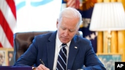 Tổng thống Joe Biden ký thành luật đạo luật cứu trợ Covid-19 trị giá 1.900 tỳ đô la