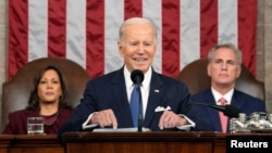 Tổng thống Joe Biden trình bày Thông điệp Liên bang trước phiên hội họp chung của Quốc hội trong khi Phó Tổng thống Kamala Harris và Chủ tịch Hạ viện Kevin McCarthy theo dõi, tại Điện Capitol, ngày 7 tháng 2 năm 2023, ở Washington.