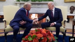 Prezidan Joe Biden rankontre Prezidan-eli Donald Trump nan Biwo Oval Lamezonblanch la, Mekredi 13 Nov. 2024 nan Washington. 