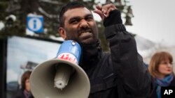 Ông Kumi Naidoo, Giám đốc Điều hành của Tổ chức Hòa Bình Xanh Quốc tế nói rằng các nhà hoạt động bị cầm tù vì đã rọi một ngọn đèn sáng vào thái độ thiếu trách nhiệm của tập đoàn dầu khí Gazprom