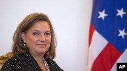 Trợ lý Ngoại trưởng Hoa Kỳ Victoria Nuland nói xe tăng, xe bọc thép và trọng pháo của Nga đã đổ qua biên giới trong những ngày gần đây