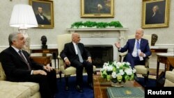 Tổng thống Mỹ Joe Biden hội kiến ổng thống Afghanistan Ashraf Ghani và Chủ tịch Hội đồng Cao cấp về Hòa giải Quốc gia Abdullah Abdullah tại Nhà Trắng, ở Washington, ngày 25 tháng 6, 2021.