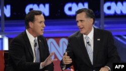 Hai ứng cử viên đảng Cộng hòa Mitt Romney (phải) và Rick Santorum trong cuộc tranh luận ở Mesa, Arizona hôm 22/2/12