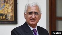 Ngoại trưởng Ấn Độ Salman Khurshid nói rằng vụ nhà ngoại giao cấp cao của Ấn Ðộ tại lãnh sự quán Ấn bị bắt ở New York tuần trước không đáng để theo đuổi và cần bỏ qua