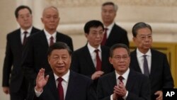 Nouvo manm Komite Politburo Lachin nan: Xi Jinping, Li Qian, Zhao Leji, Wang Huning, Cai Qi, Ding Xuexiang epi Li Xi nan Peken, kapital Lachin Kominis, 23 Oktob, 2022. 