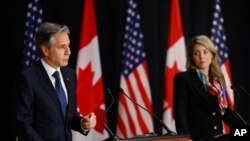 Sekrete d Eta Antony Blinken pran la pawol pandan yon konferans de pres ak Minis Afe Etranje Kanada Melanie Joly, Jedi 27 Oktob, 2022 nan Ottawa, Ontario, Kanada. 