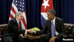 Tổng thống Mỹ Barack Obama (phải) và Chủ tịch Cuba Raul Castro bắt tay trước cuộc họp tại Đại hội đồng Liên Hợp Quốc ở New York 29/9/2015.