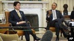 Tổng thống Obama gặp Thủ tướng Nhật Bản Shinzo Abe tại Phòng Bầu dục của Tòa Bạch Ốc, ngày 22/2/2013. 