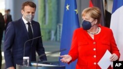 Thủ tướng Đức Angela Merkel (phải) và Tổng thống Pháp Emmanuel Macron. Pháp và Đức mong muốn có thể hợp tác với Nga về chống biến đổi khí hậu và tìm cách ổn định quan hệ.