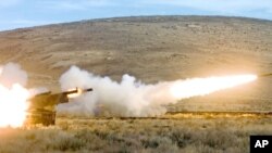 Hệ thống rốc két pháo binh cơ động cao (HIMARS), một trong ba loại vũ khí tiên tiến Mỹ sắp bán cho Đài Loan. (AP)