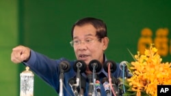 Thủ tướng Hun Sen nói chuyện với công nhân một xưởng may bên ngoài Phnom Penh ngày 30/8/2017.