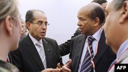 Ông Mahmoud Jibril (trái), chủ tịch Hội đồng Quốc gia Chuyển tiếp Transitional của Libya, nói chuyện với ông Abdurrahman Mohamed Shalgham, cựu đại diện thường trú của Libya tại LHQ, ngày 5 tháng 5, 2011 tại Rome.