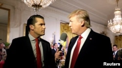 Ông Pete Hegseth và ông Donald Trump.