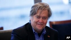 Ông Stephen Bannon là người đứng đầu trong việc thay đổi trang tin Breitbart News thành một diễn đàn của cánh hữu, một trang mạng không chuyên của các phần tử phát xít, những người theo thuyết ưu thế của người da trắng và những người bài Do Thái.