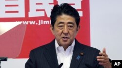 Thủ tướng Nhật Bản Shinzo Abe phát biểu trong một cuộc họp báo ở Tokyo, 11/7/2016.