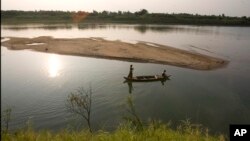 Nước sông Mekong đã xuống mức thấp nhất trong vòng 90 năm qua nên Thái Lan, Việt Nam và các nước Đông Nam Á khác rất cần nước.