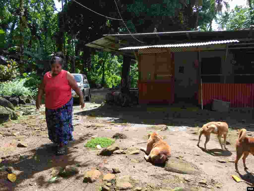 Linda Immnuel đi lại trong phần sân nhà của bà ở Kitti, phía nam Pohnpei, Liên bang Micronesia, ngày 27 tháng 4, 2017. Con cái của bà hiện đang sinh sống tại Thành phố Kansas thuộc bang Missouri ở Mỹ. &nbsp;