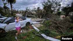 10 Ekim 2024 - Florida'nın Wellington kentinde yaşayan Marie Cook, kasırganın evine verdiği hasarı ilk kez görüyor.