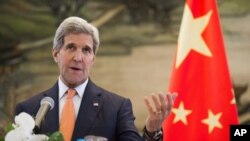 Ngoại trưởng Hoa Kỳ John Kerry phát biểu trong một cuộc họp báo chung, theo sau cuộc họp với Bộ trưởng Ngoại giao Trung Quốc Vương Nghị tại Bộ Ngoại giao ở Bắc Kinh, Trung Quốc, 16/5/2015.