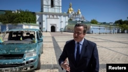 Ngoại trưởng Anh David Cameron trả lời các phóng viên bên ngoài Tu viện St. Michael, tại Kyiv, ngày 2/5/2024.