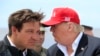 Ông Ron DeSantis và ông Donald Trump.