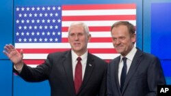 Phó Tổng thống Mỹ Mike Pence (bên trái) và Chủ tịch Hội đồng Châu Âu Donald Tusk, tại Brussels, Bỉ, ngày 20/02/2017.