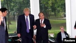 Tổng thống Donald Trump và Thủ tướng Nguyễn Xuân Phúc đã chứng kiến việc ký kết các hợp đồng thương mại trị giá 12 tỷ USD giữa 2 nước.