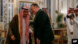 Ngoại trưởng Mỹ Mike Pompeo nghiêng mình chào Vua Ả rập Xê-Út Salman trong cuộc hội kiến tại Dinh Al-Salam ở Jeddah, ngày 24/6/2019. 