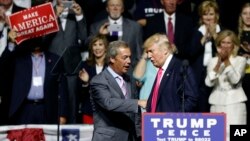 Tỷ phú Donald Trump, phải, và cựu chủ tịch Đảng Độc lập Anh Nigel Farage tại một cuộc mít tinh ở Jackson, Mississippi, 24/8/2016.