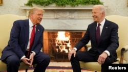 Tổng thống đắc cử Donald Trump và Tổng thống sắp mãn nhiệm Joe Biden trao đổi những lời lẽ xã giao trong Phòng Bầu dục, 13/11/2024.