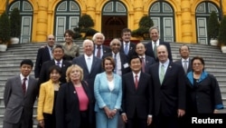 Bà Nancy Pelosi, thủ lãnh Đảng Dân chủ tại Hạ viện Mỹ (hàng đầu, giữa) và Chủ tịch nước Việt Nam (thứ ba từ phải sang) chụp hình với các đại diện và giới chức Hoa Kỳ sau cuộc họp tại Hà Nội, 31/3/2015.