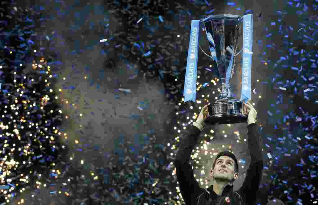 Tay vợt Novak Djokovic của Serbia giành cúp vô địch tennis ATP World Tour Finals sau khi hạ Rafael Nadal của Tây Ban Nha tại Nhà thi đấu O2 ở London, Anh, ngày 11 tháng 11, 2013.