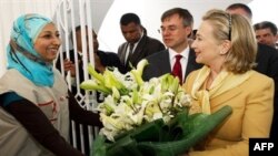 Ngoại trưởng Clinton lên tiếng, trong chuyến đi thăm Tunisia, rằng nếu ông Gadhafi duy trì quyền lực ông sẽ tạo ra nhiều vấn đề cho khu vực vì đó là 'bản chất' của nhà lãnh đạo Libya