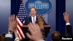 Phát ngôn viên Tòa Bạch Ốc Sean Spicer chủ trì một cuộc họp báo tại Tòa Bạch Ốc ở Thủ đô Washington, 23/1/2017.