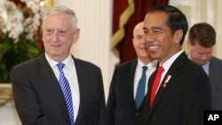 Bộ trưởng Quốc phòng Mỹ Jim Mattis bắt tay với Tổng thống Indonesia, Joko Widodo.