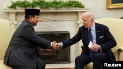 Tổng thống Indonesia Prabowo Subianto (trái) gặp Tổng thống Mỹ Joe Biden tại Nhà Trắng, Washington, 12/11/2024 (REUTERS/Kevin Lamarque).