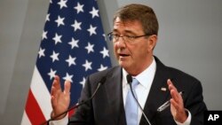 Bộ trưởng Quốc phòng Hoa Kỳ Ashton Carter.