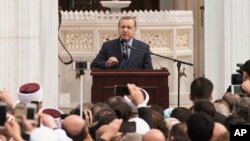 Tổng thống Thổ Nhĩ Kỳ Recep Tayyip Erdogan phát biểu tại lễ khánh thành Trung tâm Diyanet của Mỹ ở Lanham, Maryland, ngày 2 tháng 4 năm 2016.