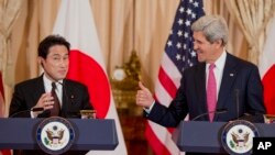 Bộ trưởng Ngoại giao Nhật Bản Fumio Kishida và Ngoại trưởng Mỹ John Kerry tại cuộc họp ở Washington, 7/2/2014